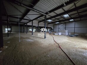 Light Industrial in Louvres to rent Interior Photo- Image 1 of 3