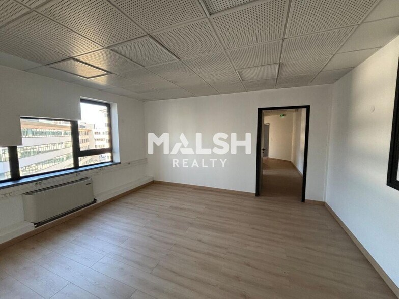 Office in Tassin-la-Demi-Lune to rent - Interior Photo - Image 2 of 11