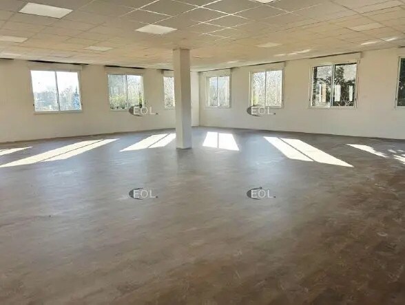 Office in Le Pontet to rent Interior Photo- Image 1 of 6