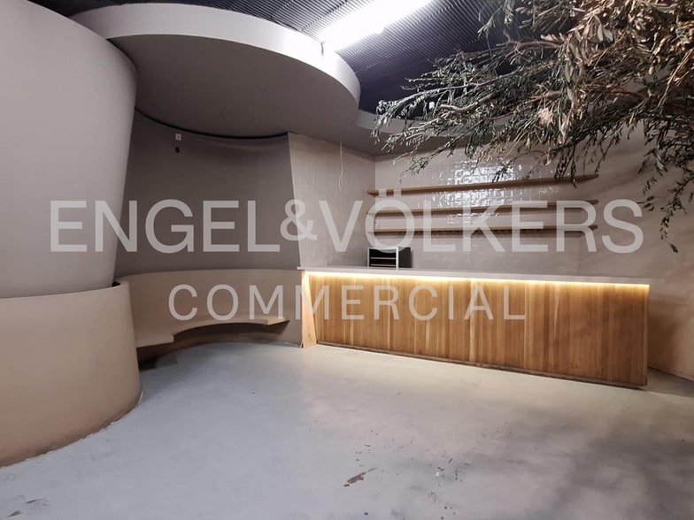 Retail in Madrid, Madrid to rent - Building Photo - Image 2 of 2