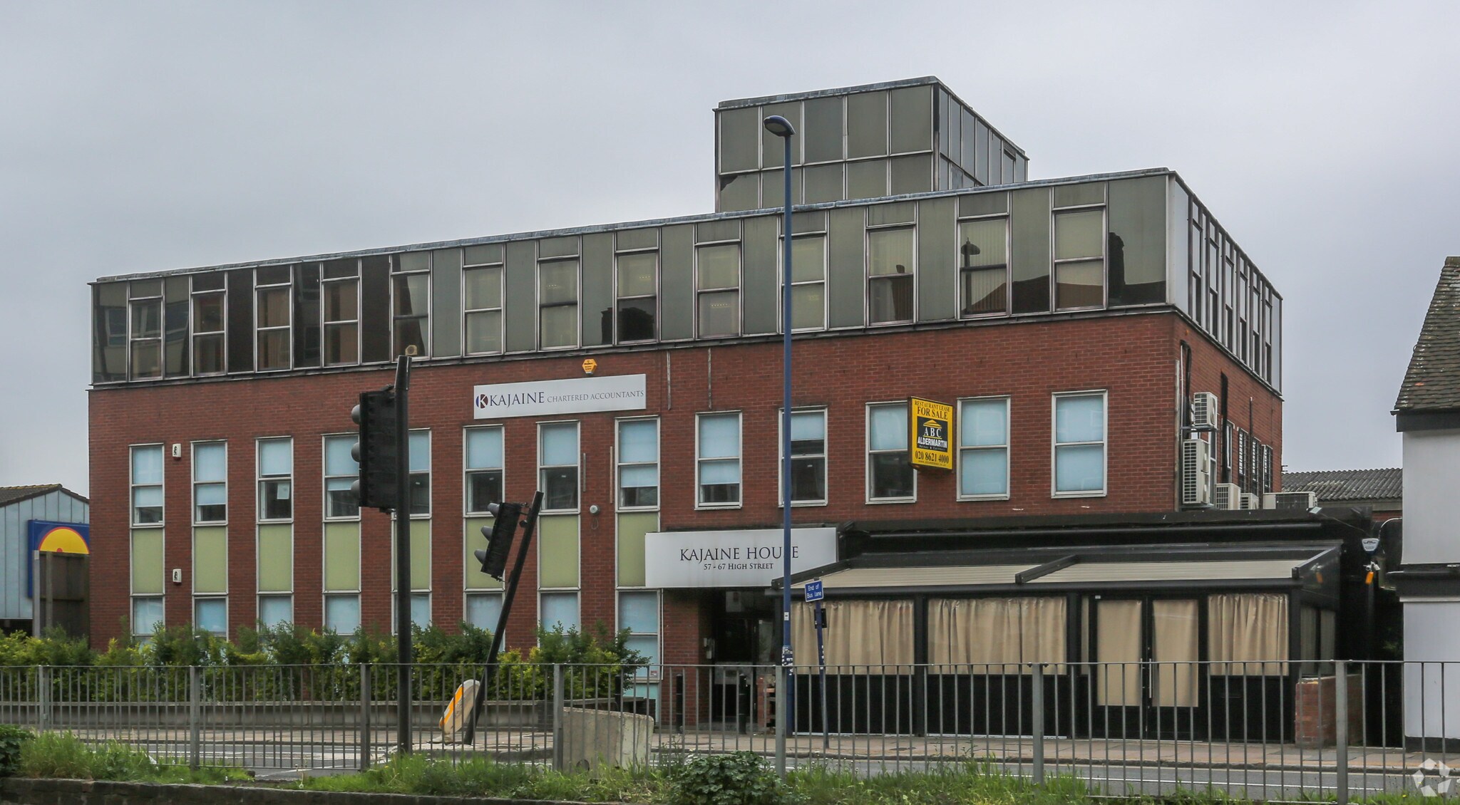 59 Classy Junction High St, Edgware for sale Primary Photo- Image 1 of 1