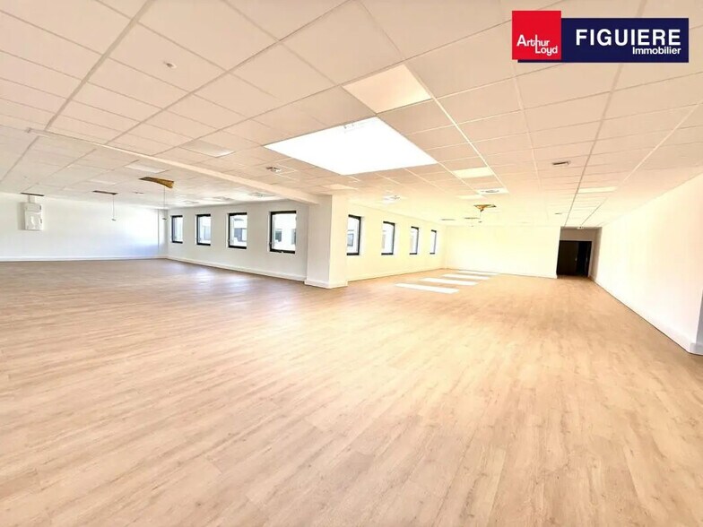 Chemin De La Bastide Blanche, Vitrolles to rent - Building Photo - Image 2 of 10