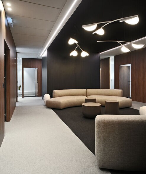 Office in Chassieu for sale - Lobby - Image 3 of 8