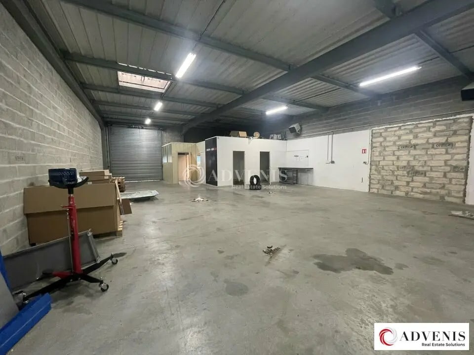 Location Local d'activités 200 m² - Photo 1