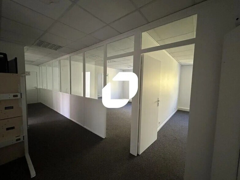 Office in Noisy-le-Grand to rent - Interior Photo - Image 2 of 6