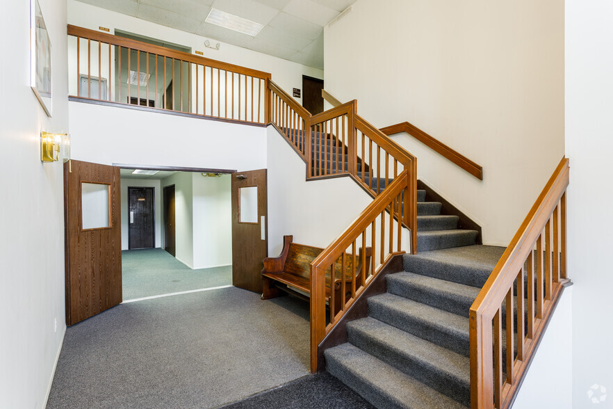 27620 Farmington Rd, Farmington, MI for rent - Lobby - Image 3 of 6