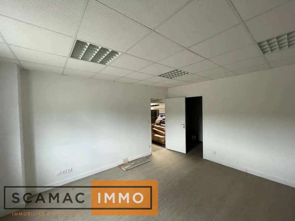 Location Entrepôt 375 m² - Photo 1