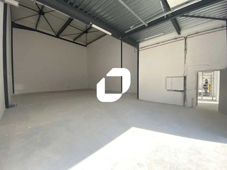 Light Industrial in Pontoise to rent - Interior Photo - Image 3 of 8