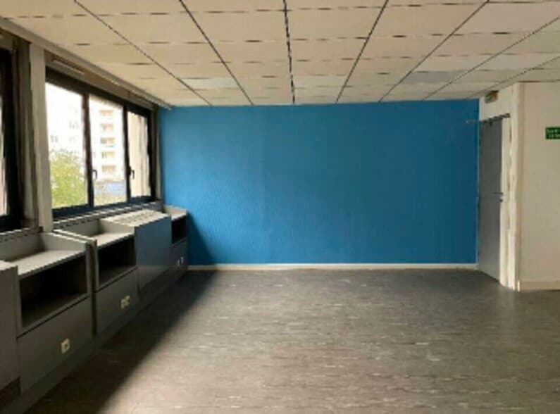 Office in Villeurbanne for sale - Interior Photo - Image 3 of 8