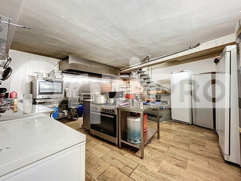 Retail in Rantigny for sale - Interior Photo - Image 2 of 8