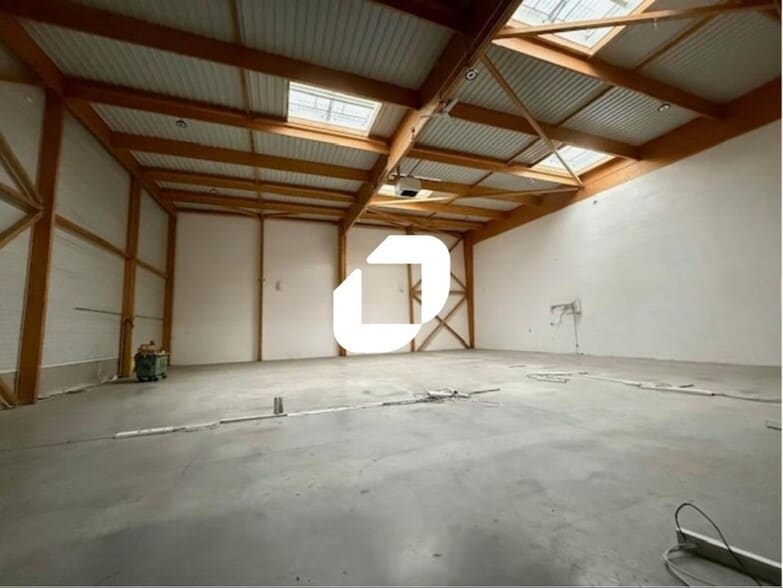 28 Chemin Latéral, Romainville to rent - Interior Photo - Image 2 of 5