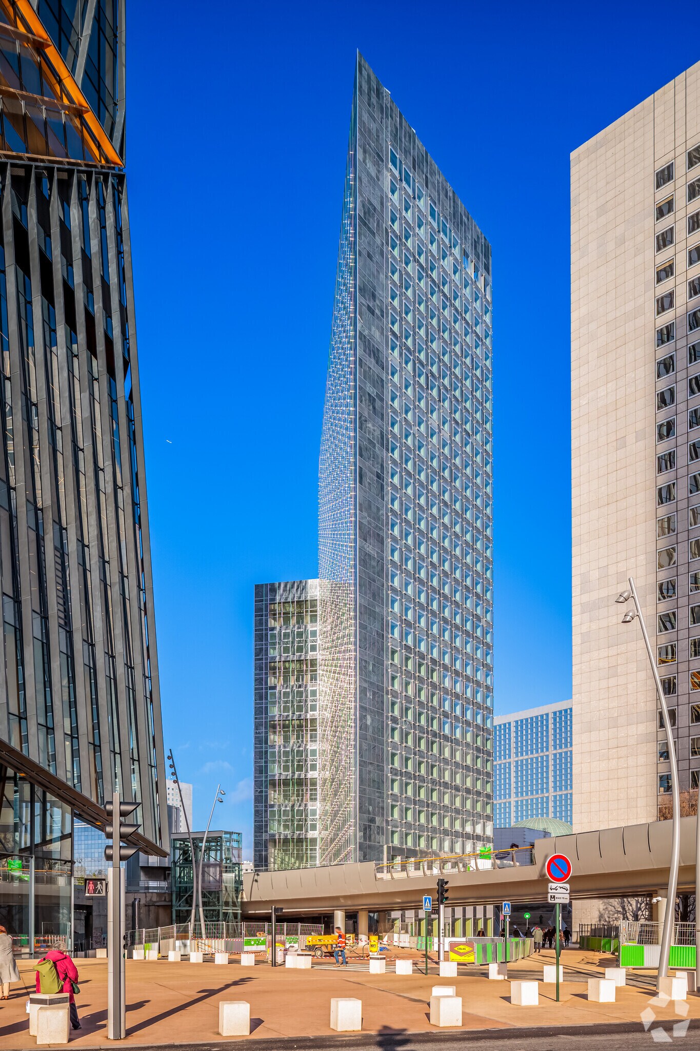 6 Place Des Degrés, Puteaux to rent Primary Photo- Image 1 of 4