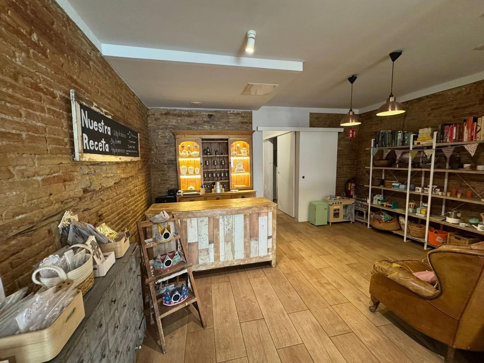 Retail in Barcelona, Barcelona to rent Interior Photo- Image 1 of 18