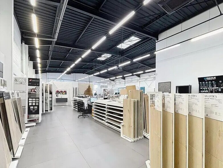 Light Industrial in Saint-Priest to rent - Interior Photo - Image 3 of 8
