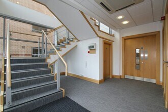 Turnberry Park Rd, Morley to rent Interior Photo- Image 1 of 3