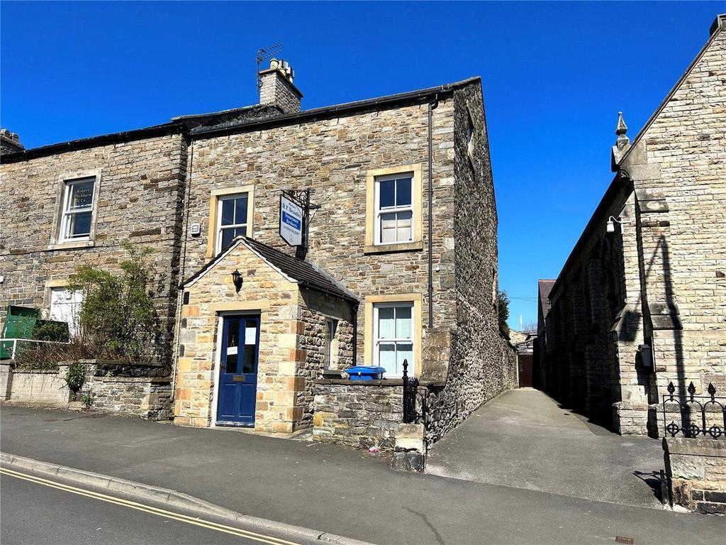Market Place, Leyburn to rent Building Photo- Image 1 of 14