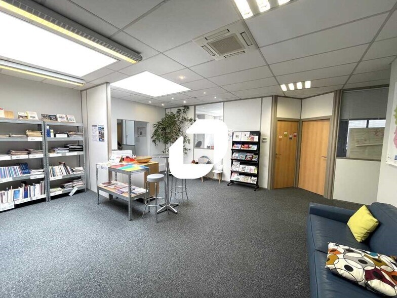 13-17 Rue Jean Bourgey, Villeurbanne to rent - Building Photo - Image 3 of 10