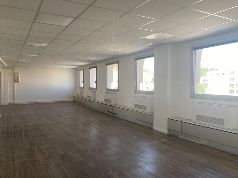 6 Place Charles Hernu, Villeurbanne for sale - Building Photo - Image 2 of 6