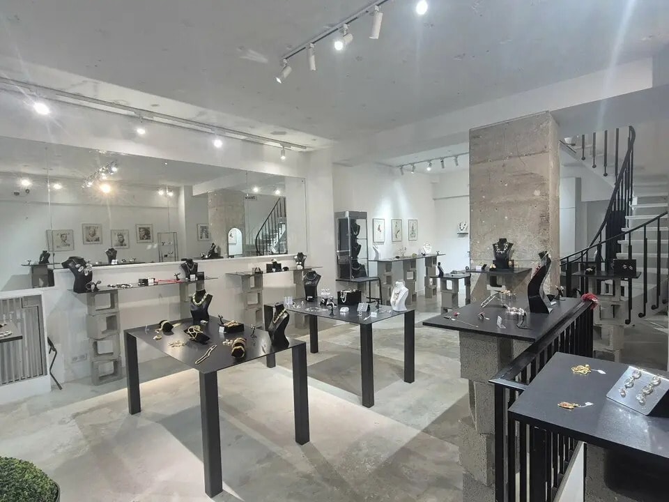 Retail in Paris to rent Interior Photo- Image 1 of 11