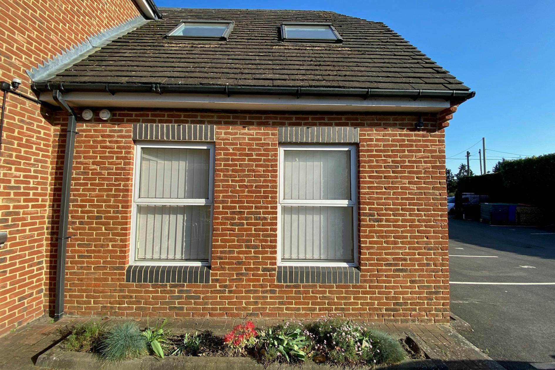 39 Guildford Rd, Lightwater to rent Building Photo- Image 1 of 4