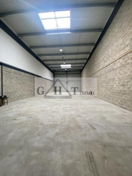 Industrial in Montreuil to rent - Interior Photo - Image 2 of 3