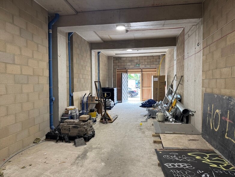 239-249 Commercial Rd, London to rent - Building Photo - Image 3 of 10