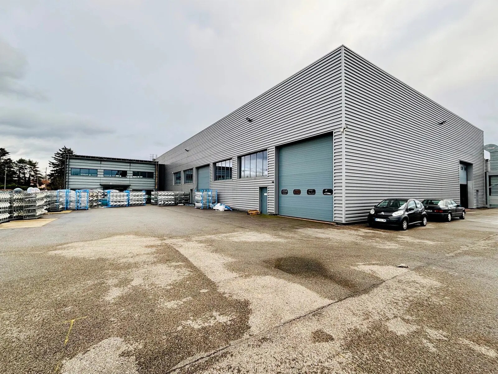Light Industrial in Villeurbanne to rent Building Photo- Image 1 of 6
