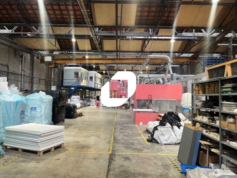 Light Industrial in Aubervilliers to rent - Interior Photo - Image 2 of 8