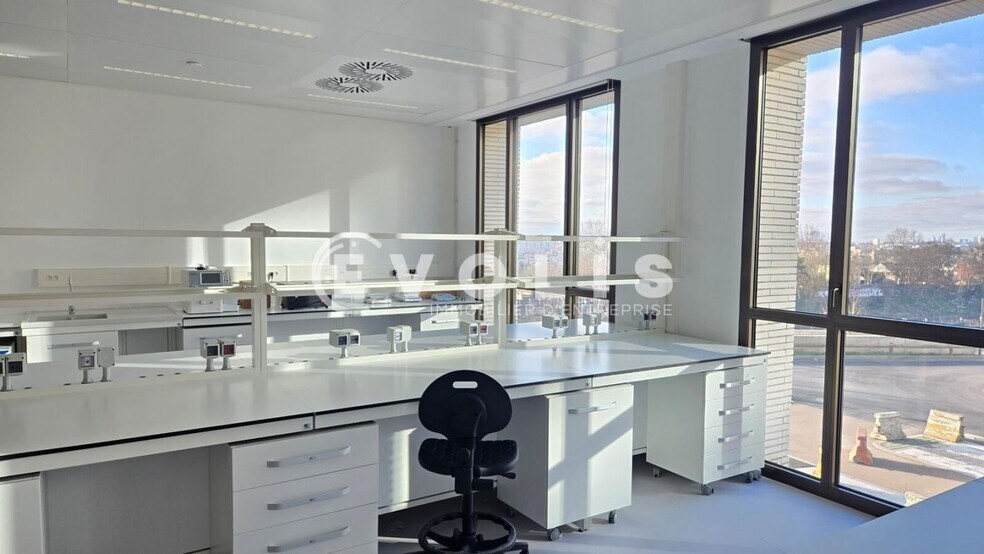 Office in Villejuif to rent - Interior Photo - Image 2 of 13