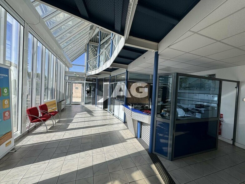 Light Industrial in Vaulx-en-Velin to rent - Building Photo - Image 3 of 11