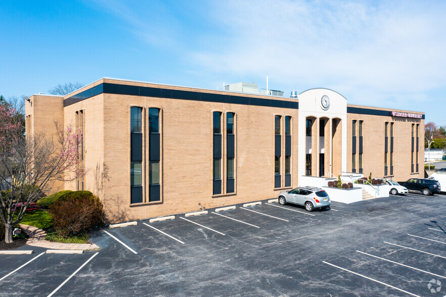 760 W Sproul Rd, Springfield, PA for rent - Primary Photo - Image 1 of 7