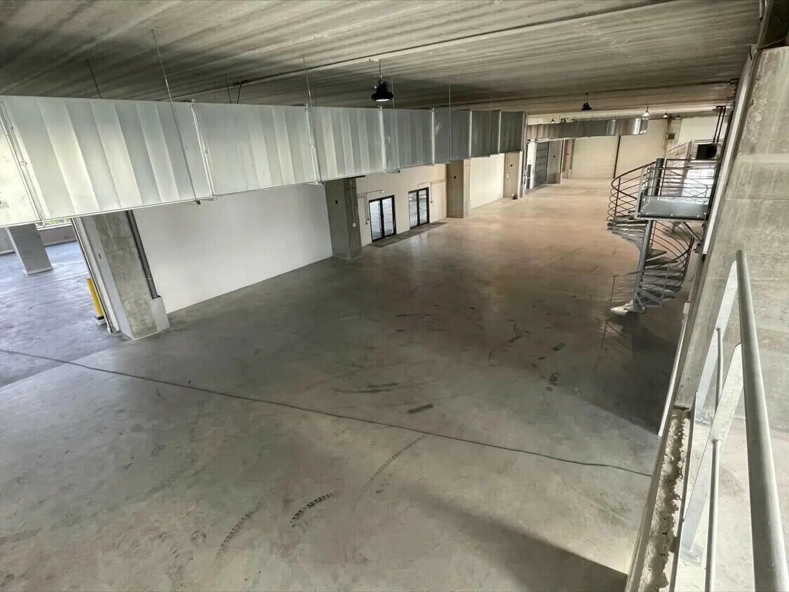 Office in Colombes to rent Interior Photo- Image 1 of 4