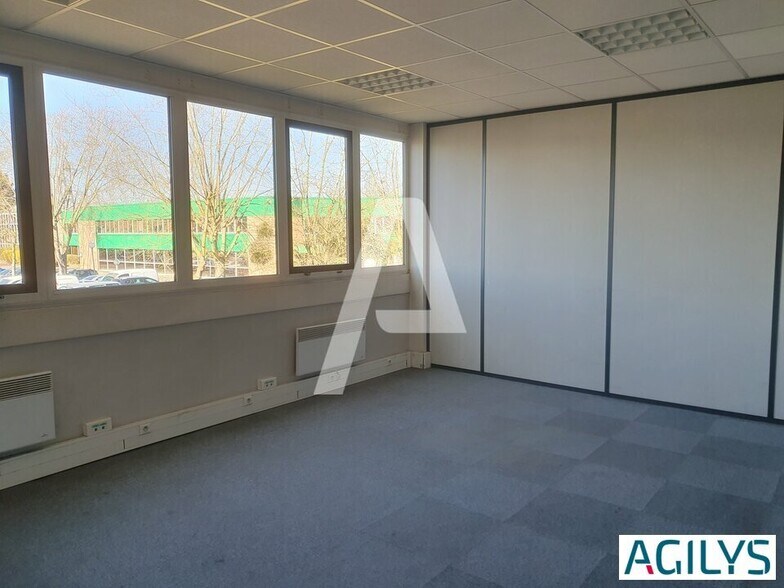 Light Industrial in Saint-Thibault-des-Vignes to rent - Interior Photo - Image 1 of 7