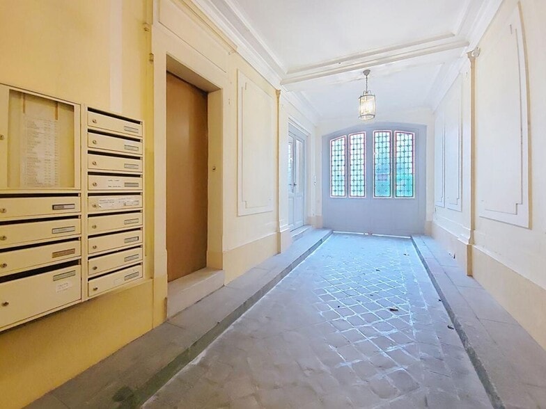 Office in Paris for sale - Lobby - Image 2 of 6