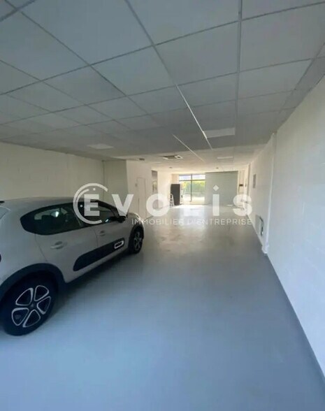 Light Industrial in Les Ulis to rent - Interior Photo - Image 2 of 5