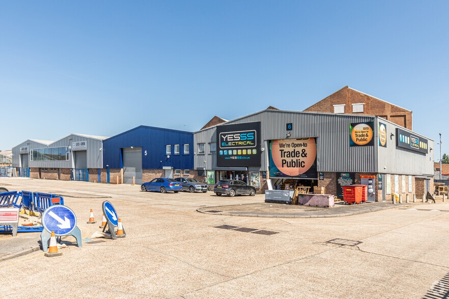 Manchester Way, Dagenham for sale - Primary Photo - Image 1 of 1