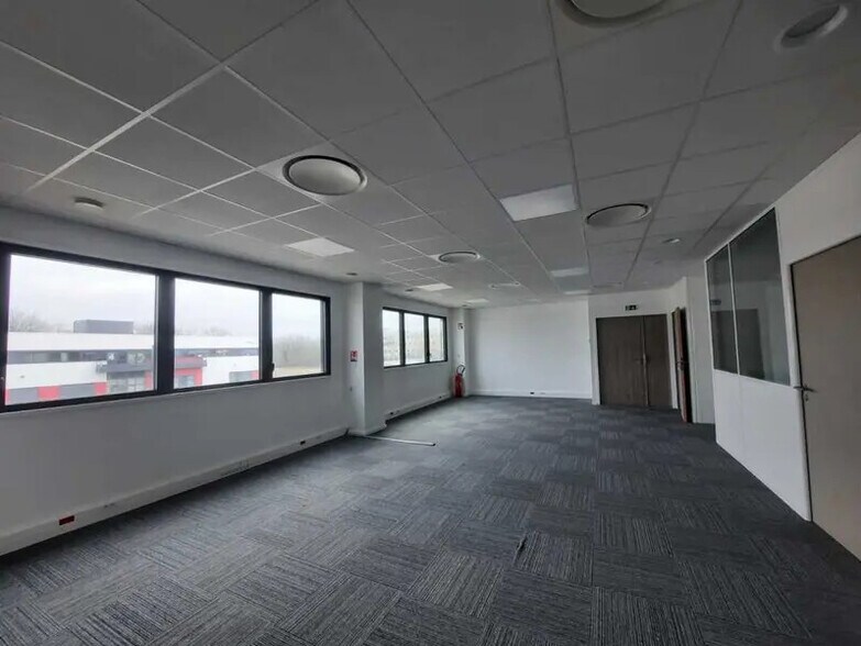 27 Chemin Des Peupliers, Dardilly to rent - Interior Photo - Image 3 of 7