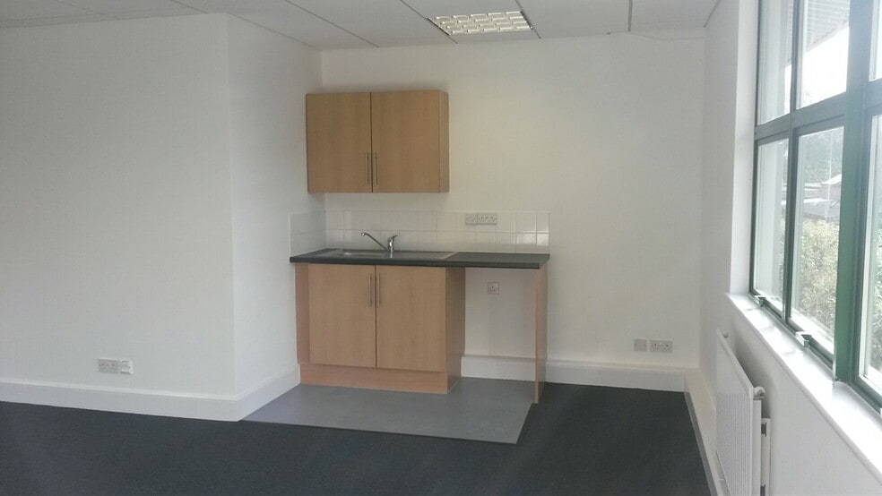 Blenheim Rd, Epsom to rent - Interior Photo - Image 3 of 6