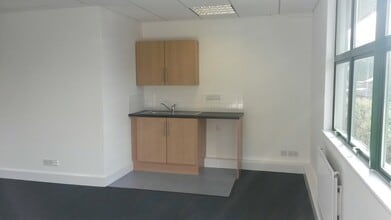 Blenheim Rd, Epsom to rent Interior Photo- Image 2 of 5