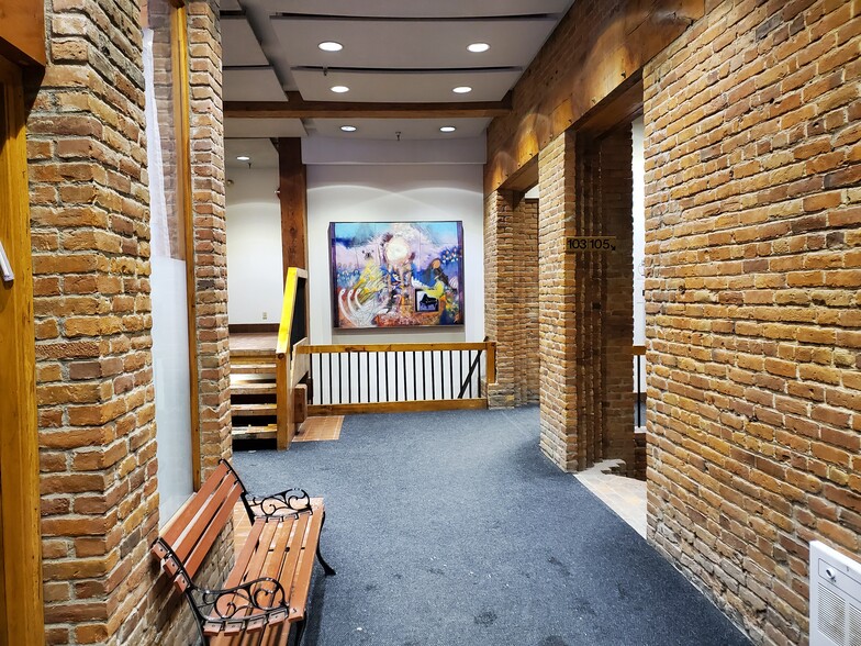 430 Rue Sainte-Hélène, Montréal, QC for rent - Lobby - Image 3 of 14