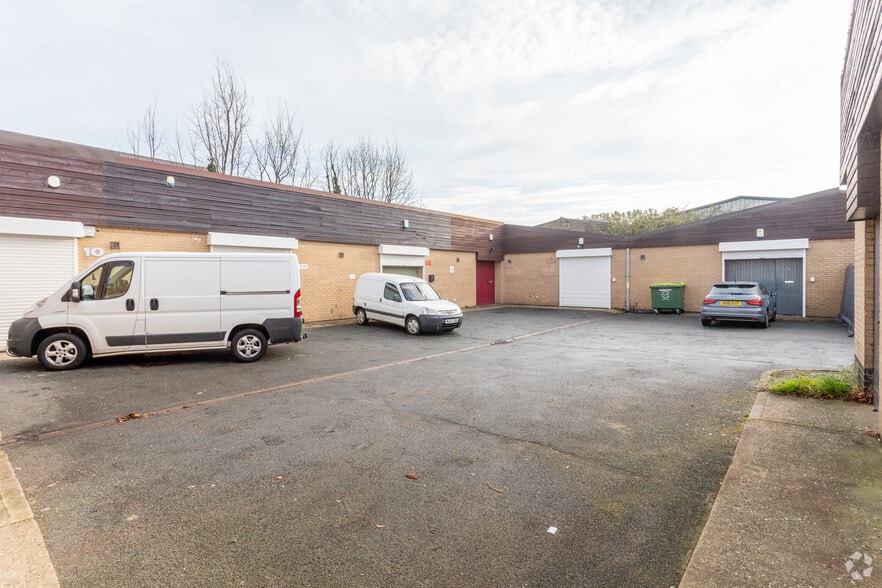 7-15 Craven Way, Newmarket to rent - Building Photo - Image 3 of 4