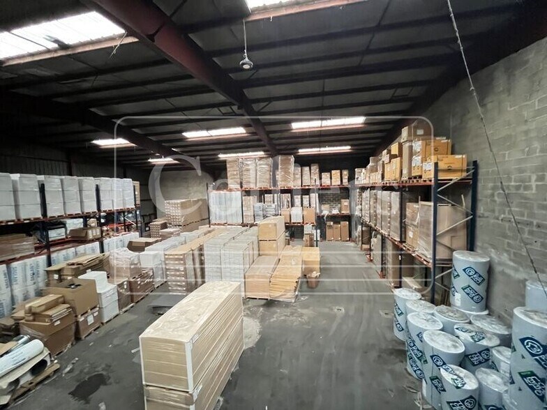 Industrial in Aubagne to rent - Building Photo - Image 2 of 6