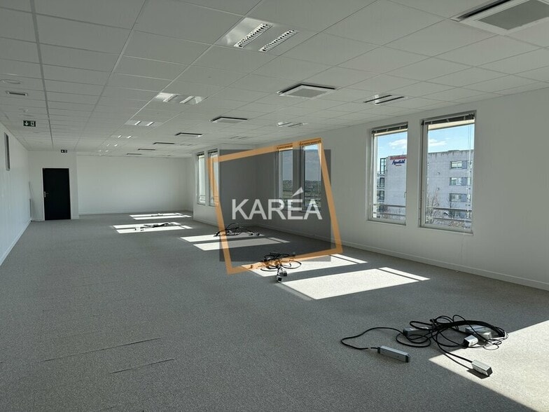 Office in Chessy to rent - Interior Photo - Image 3 of 5