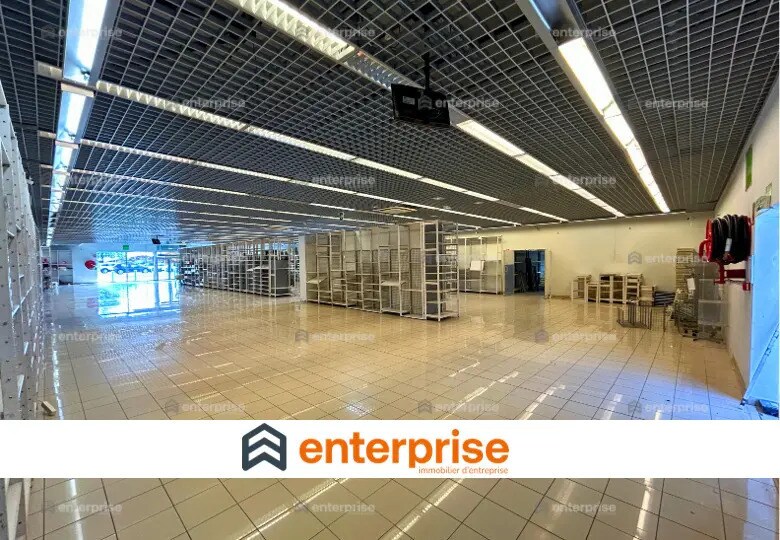 Location Commerce 750 m² - Photo 1