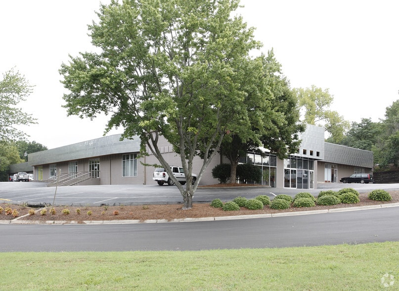 2135 Defoor Hills Rd NW, Atlanta, GA to rent - Primary Photo - Image 1 of 10