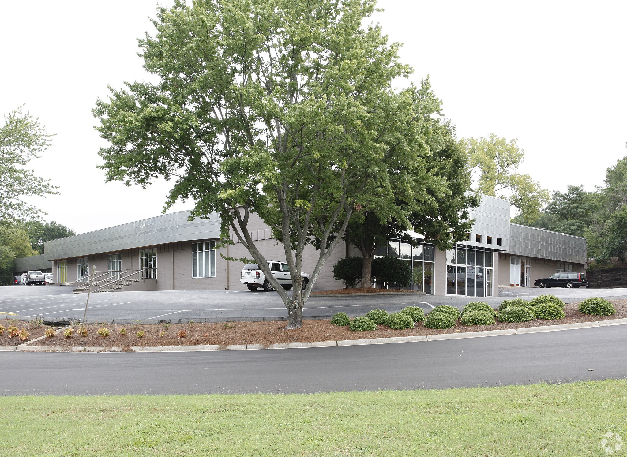 2135 Defoor Hills Rd NW, Atlanta, GA to rent Primary Photo- Image 1 of 11