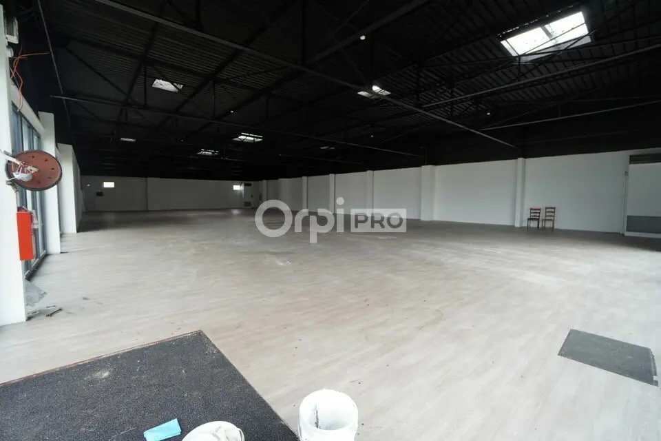Location Commerce 633 m² - Photo 1