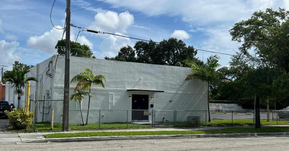 2671 NW 28th St, Miami, FL for rent - Building Photo - Image 3 of 17