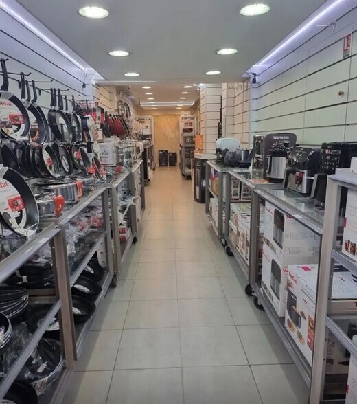 Retail in Paris to rent - Building Photo - Image 2 of 4