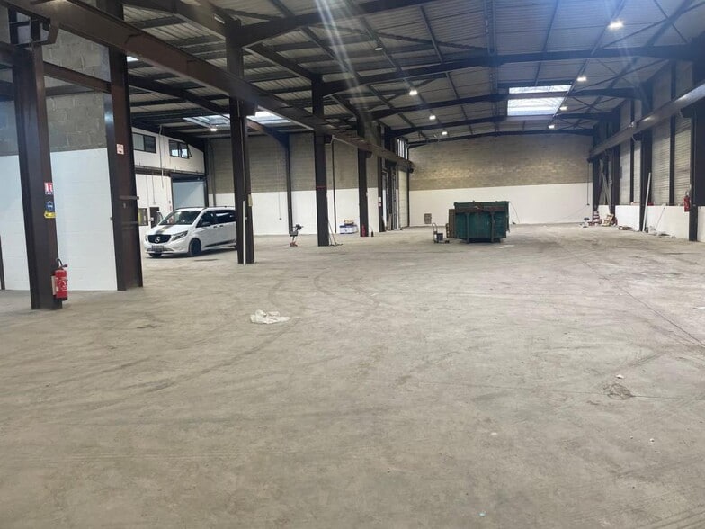 Industrial in Le Thillay to rent - Building Photo - Image 2 of 4
